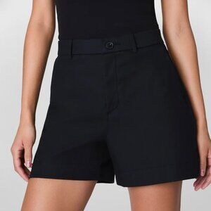 SPANXsupersmooth Stretch Twill 5" Short in Classic Black Size Medium
